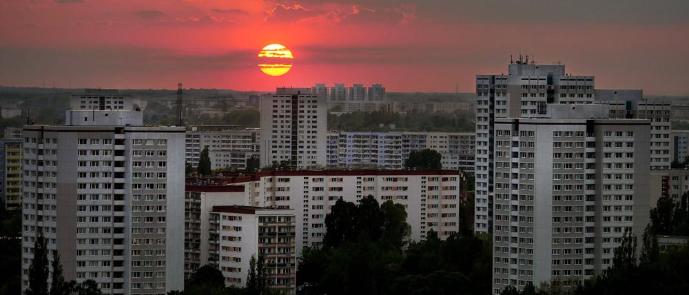13.05.2023, Berlin - Deutschland. Blick auf Wohngebiete in Marzahn-Hellersdorf bei Sonnenuntergang. *** 13 05 2023, Berlin Germany view of residential areas in Marzahn Hellersdorf at sunset