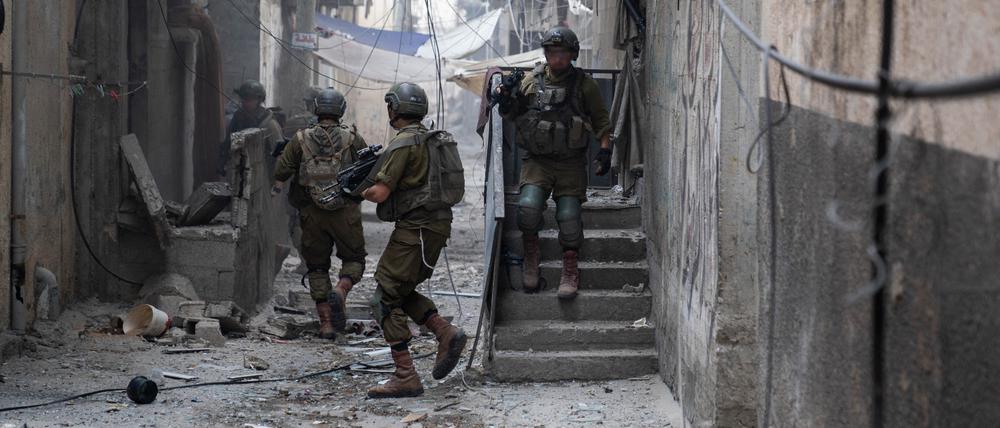 Israelische Soldaten während einer Militäroperation im Bezirk Zeitoun im südlichen Teil des Gazastreifens. 