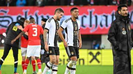 Länderspiel in Wien, Österreich - Deutschland, v. l. Robert Andrich Deutschland und Benjamin Henrichs nach der Niederlage, 21.11.2023.