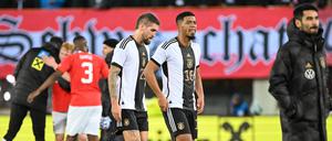 Länderspiel in Wien, Österreich - Deutschland, v. l. Robert Andrich Deutschland und Benjamin Henrichs nach der Niederlage, 21.11.2023.