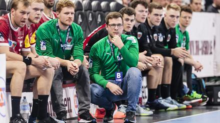 In Kiel lief es weniger gut, in Bukarest dafür schon. Berlins Co-Trainer Max Rinderle (4.v.l.) und Berlins Trainer Jaron Siewert (5.v.l.). 