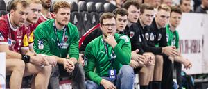 In Kiel lief es weniger gut, in Bukarest dafür schon. Berlins Co-Trainer Max Rinderle (4.v.l.) und Berlins Trainer Jaron Siewert (5.v.l.). 