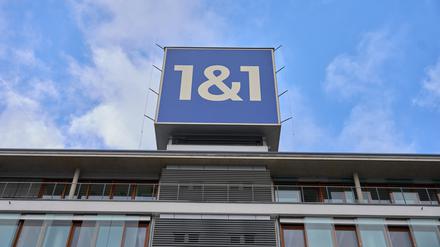 Das Firmenlogo auf dem Dach des Firmengebäudes des Internet- und Mobilfunkunternehmens 1&1.