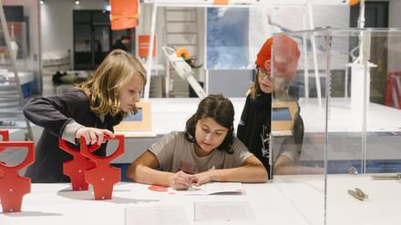 Ausstellung „Dünnes Eis. Komm mit auf Klima-Expedition!“ im Technik-Museum Berlin. Die Eisdicke messen Schülerinnen und Schüler bekommen in der Ausstellung Aufgaben gestellt: zum Beispiel, die Eisdicke der Scholle zu messen und die Daten in ein Forschungsheft zu übertragen.