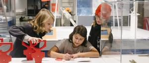Ausstellung „Dünnes Eis. Komm mit auf Klima-Expedition!“ im Technik-Museum Berlin. Die Eisdicke messen Schülerinnen und Schüler bekommen in der Ausstellung Aufgaben gestellt: zum Beispiel, die Eisdicke der Scholle zu messen und die Daten in ein Forschungsheft zu übertragen.