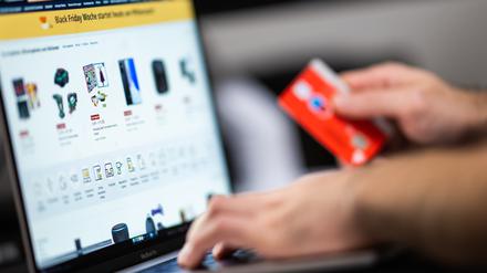 Skepsis bei Rabattaktionen: Bei Aktionszeiträumen wie dem Black Friday sollte man einen klaren Kopf bewahren und zunächst das Angebot und Preise überprüfen.