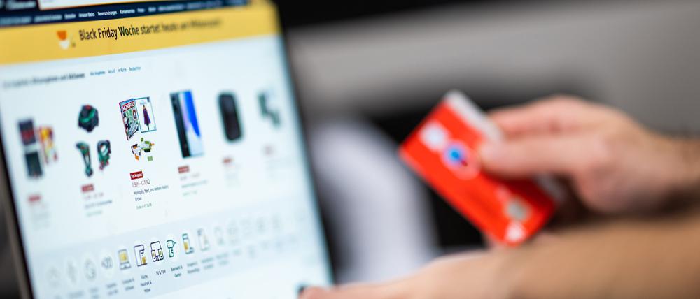 Skepsis bei Rabattaktionen: Bei Aktionszeiträumen wie dem Black Friday sollte man einen klaren Kopf bewahren und zunächst das Angebot und Preise überprüfen.