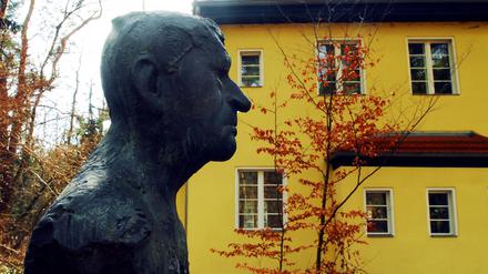 Büste des Autors Peter Huchel im Garten des Peter-Huchel-Hauses in Wilhelmshorst. Lutz Seiler leitet es seit 1997.