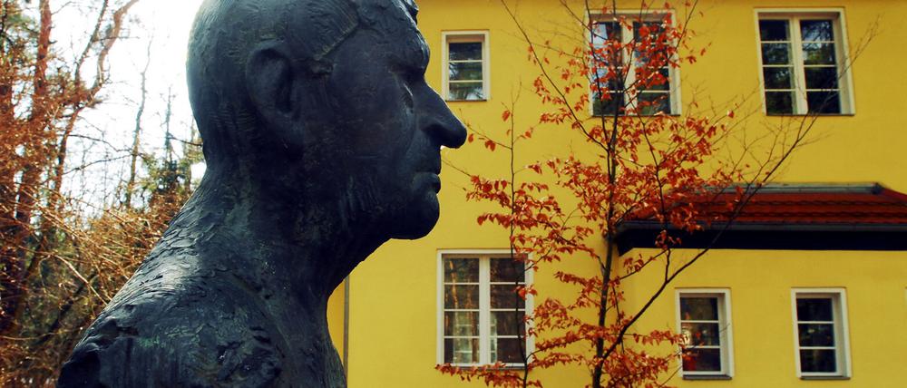 Büste des Autors Peter Huchel im Garten des Peter-Huchel-Hauses in Wilhelmshorst. Lutz Seiler leitet es seit 1997.