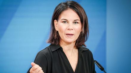 Annalena Baerbock gibt nach einem Treffen mit dem kirgisischen Außenminister Kulubajew eine Pressekonferenz.