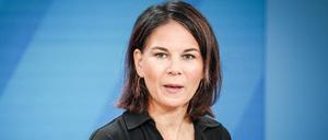 Annalena Baerbock gibt nach einem Treffen mit dem kirgisischen Außenminister Kulubajew eine Pressekonferenz.