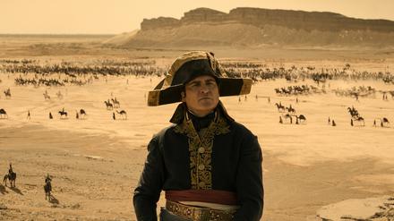 HANDOUT - 15.11.2023, ---: Joaquin Phoenix als Napoleon in einer Szene des Films «Napoleon» (undatierte Filmszene). Der Film kommt am 23.11.2023 in die deutschen Kinos. (zu dpa Kinostarts). Foto: -/Apple TV+/dpa - ACHTUNG: Nur zur redaktionellen Verwendung bis zum 22.02.2024 im Zusammenhang mit einer Berichterstattung über den Film und nur mit vollständiger Nennung des vorstehenden Credits +++ dpa-Bildfunk +++
