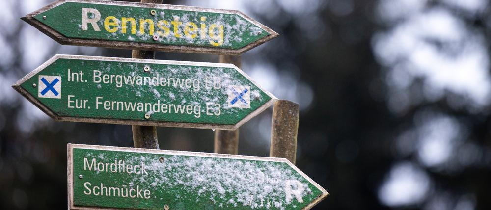 Thüringen, Suhl: Ein Wegweiser am Höhenwanderweg Rennsteig. 