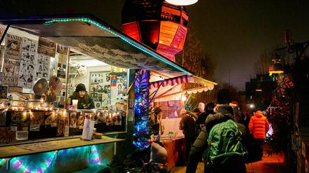 Auf dem Wintermarkt bieten auch viele Händler und Künstler Waren an. 
