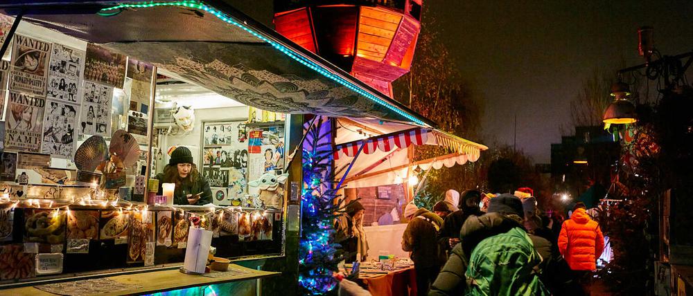 Auf dem Wintermarkt bieten auch viele Händler und Künstler Waren an. 