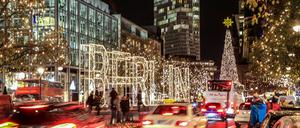 Bunter Lichter sollen Weihnachtsstimmung erzeugen am Kurfürstendamm. 