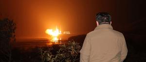 Dieses Bild der nordkoreanischen Nachrichtenagentur soll Diktator Kim Jong-un dabei zeigen, wie er den jüngsten Satellitenstart beobachtet.