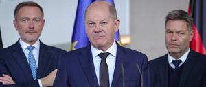 Bundeskanzler Olaf Scholz (M.) und seine Vizekanzler Christian Lindner (l.) und Robert Habeck