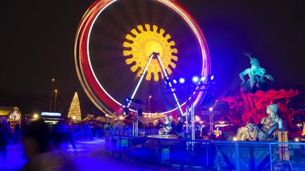 Bunt leuchtet das Riesenrad auf dem Weihnachtsmarkt am Roten Rathaus.