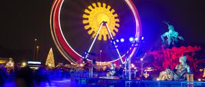 Bunt leuchtet das Riesenrad auf dem Weihnachtsmarkt am Roten Rathaus.