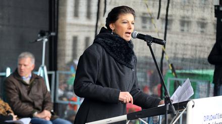 Sahra Wagenknecht bei einer Kundgebung auf dem Platz des 18. März vor dem Brandenburger Tor in Berlin.