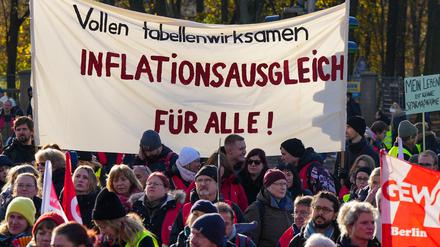 22.11.2023, Berlin: Teilnehmer der Dienstleistungsgewerkschaft verdi sowie der Gewerkschaft Erziehung und Wissenschaft (GEW) demonstrieren während einer Kundgebung auf dem Platz des 18. März unter anderem mit einem Transparent, auf dem ein Inflationsausgleich für alle gefordert wird. Die Gewerkschaften Verdi und GEW riefen die Beschäftigten aus allen Bereichen des öffentlichen Dienstes zu einem Stadtstaaten-Streiktag auf. Foto: Soeren Stache/dpa +++ dpa-Bildfunk +++