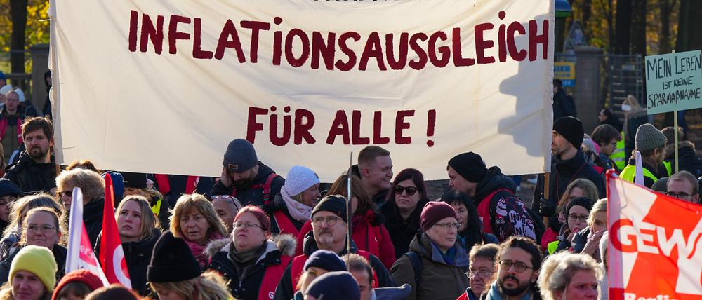 2Teilnehmer der Dienstleistungsgewerkschaft Verdi sowie der Gewerkschaft Erziehung und Wissenschaft (GEW) demonstrieren während einer Kundgebung auf dem Platz des 18. März.