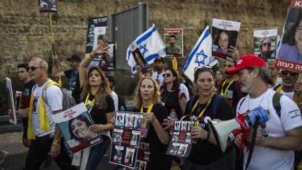 Angehörige und Freunde der israelischen Geiseln, die von der Hamas festgehalten werden, nehmen an einem „Marsch für die Geiseln“ von Tel Aviv nach Jerusalem zum Büro des Premierministers teil. 