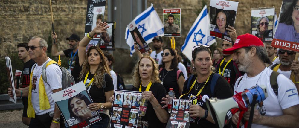 Angehörige und Freunde der israelischen Geiseln, die von der Hamas festgehalten werden, nehmen an einem „Marsch für die Geiseln“ von Tel Aviv nach Jerusalem zum Büro des Premierministers teil.