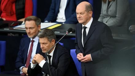 In der Etatkrise: Kanzler Olaf Scholz, Finanzminister Christian Lindner und Wirtschaftsminister Robert Habeck (v.r.n.l.).