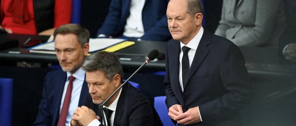 In der Etatkrise: Kanzler Olaf Scholz, Finanzminister Christian Lindner und Wirtschaftsminister Robert Habeck (v.r.n.l.).