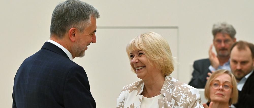 22.11.2023, Brandenburg, Potsdam: Ulrike Liedtke (SPD), Landtagspräsidentin, reicht Marek Wozniak, Marschall der Woiwodschaft Großpolen, nach seiner Rede im Plenarsaal die Hand. Mit einer Feierstunde zur 20-jährigen Partnerschaft mit der Woiwodschaft Großpolen begann die Landtagssitzung. Foto: Bernd Settnik/dpa +++ dpa-Bildfunk +++