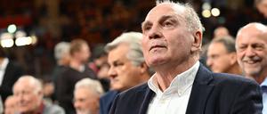 Uli Hoeneß weiß auch nicht, was beim DFB-Team schiefläuft.