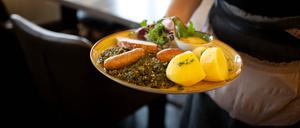 20.11.2023, Niedersachsen, Wilhelmshaven: Essen wird in einem Restaurant serviert. Der Hotel- und Gaststättenverband Dehoga in Niedersachsen sieht eine Chance, dass die Rückkehr zum normalen Mehrwertsteuersatz auf Restaurant-Essen doch noch abgewendet werden könnte. Die Bundesregierung hatte sich nach Angaben der Chefhaushälter von SPD, Grünen und FDP darauf verständigt, dass auf Speisen in der Gastronomie von Januar an wieder eine Umsatzsteuer von 19 Prozent statt 7 Prozent gilt. Foto: Sina Schuldt/dpa +++ dpa-Bildfunk +++