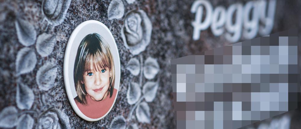 Bayern, Nordhalben: Ein Gedenkstein mit dem Porträt des Mädchens Peggy auf einem Friedhof.
