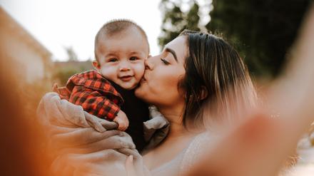 Bestens versorgt: ein Baby im Arm seiner Mutter.