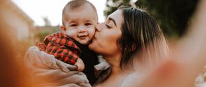 Bestens versorgt: ein Baby im Arm seiner Mutter.