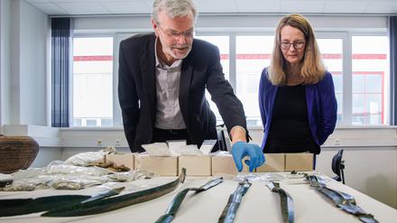 Detlef Jantzen (l), Landesarchäologe von Mecklenburg-Vorpommern, und Bettina Martin (SPD), Ministerin für Wissenschaft und Kultur von Mecklenburg-Vorpommern, betrachten neueste archäologische Funde aus Mecklenburg-Vorpommern, darunter einen Silberschatz aus dem 11. Jahrhundert mit rund 6000 Münzen sowie sieben zum Teil kostbar verzierte Bronze-Schwerter aus vorchristlicher Zeit. +++ dpa-Bildfunk +++