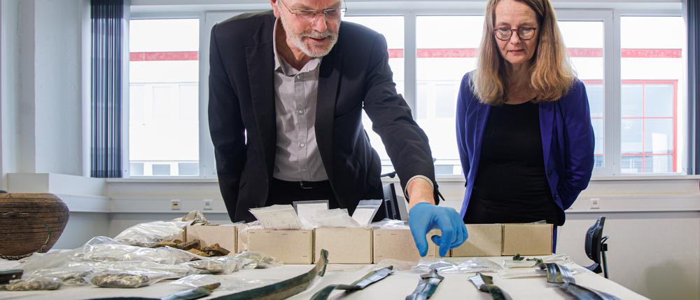 Detlef Jantzen (l), Landesarchäologe von Mecklenburg-Vorpommern, und Bettina Martin (SPD), Ministerin für Wissenschaft und Kultur von Mecklenburg-Vorpommern, betrachten neueste archäologische Funde aus Mecklenburg-Vorpommern, darunter einen Silberschatz aus dem 11. Jahrhundert mit rund 6000 Münzen sowie sieben zum Teil kostbar verzierte Bronze-Schwerter aus vorchristlicher Zeit. +++ dpa-Bildfunk +++