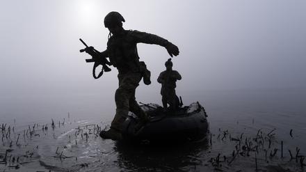 Ein ukrainischer Soldat springt am Ufer des Dnipro-Flusses an der Frontlinie nahe Cherson aus dem Boot.