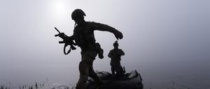 Ein ukrainischer Soldat springt am Ufer des Dnipro-Flusses an der Frontlinie nahe Cherson aus dem Boot.