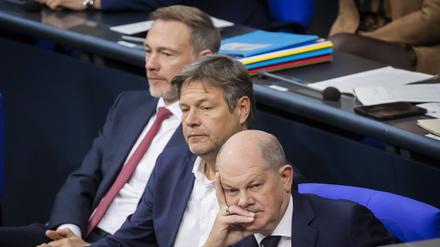 Bundeskanzler Olaf Scholz (SPD), Robert Habeck (Bündnis 90/Die Grünen), Bundesminister für Wirtschaft und Klimaschutz, und Christian Lindner (FDP), Bundesminister der Finanzen (v.r.n.l.). 