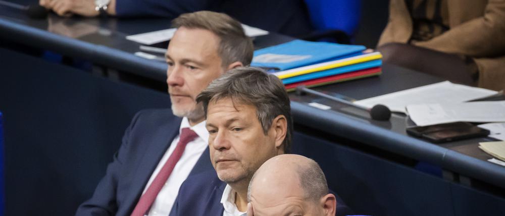 Bundeskanzler Olaf Scholz (SPD), Robert Habeck (Bündnis 90/Die Grünen), Bundesminister für Wirtschaft und Klimaschutz, und Christian Lindner (FDP), Bundesminister der Finanzen (v.r.n.l.). 