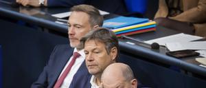 Bundeskanzler Olaf Scholz (SPD), Robert Habeck (Bündnis 90/Die Grünen), Bundesminister für Wirtschaft und Klimaschutz, und Christian Lindner (FDP), Bundesminister der Finanzen (v.r.n.l.). 