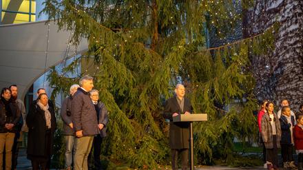 Olaf Scholz (SPD) steht vor der «Kanzler-Tanne», dem Weihnachtsbaum im Bundeskanzleramt.