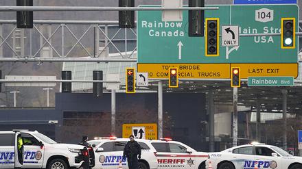 Polizisten sperren den Eingang zur Rainbow Bridge. Der Grenzübergang zwischen den USA und Kanada wurde geschlossen, nachdem ein Fahrzeug an einem Kontrollpunkt auf einer Brücke in der Nähe der Niagara Fälle explodiert war.