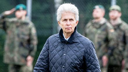 Marie-Agnes Strack-Zimmermann schreitet zum Rückkehrappell der 13. Rotation aus Litauen die in der Ernst-Moritz-Arndt-Kaserne angetretenen Soldaten ab. 