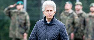 Marie-Agnes Strack-Zimmermann schreitet zum Rückkehrappell der 13. Rotation aus Litauen die in der Ernst-Moritz-Arndt-Kaserne angetretenen Soldaten ab. 