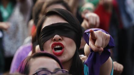 Demonstrantinnen protestieren am 29.11.2019 in Mexiko-Stadt gegen Gewalt gegen Frauen.