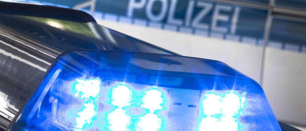 Ein Blaulicht leuchtet auf dem Dach eines Polizeiwagens. (Symbolbild)